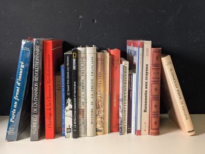 beaucoup de livres qui traînent sur une étagère