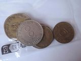 un sac de pièces de monnaie posé sur une table