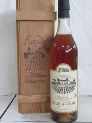 une bouteille de vin posée à côté d'une caisse en bois