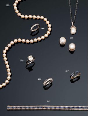 une collection de bijoux en perles et en diamants