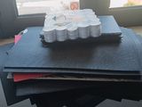 une pile de tasses posée sur une table près d'une fenêtre