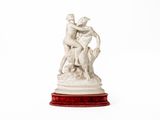 une image représentant une statue d'un homme et d'une femme posée sur un socle en marbre