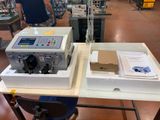deux machines posées sur une table dans une usine