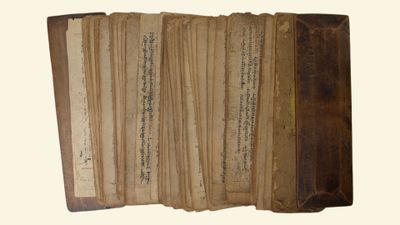 plusieurs vieux livres sont empilés sur une table