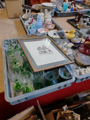 une table sur laquelle se trouvent de nombreux objets en verre