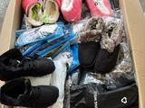 une boîte en carton remplie de chaussures et d'autres objets