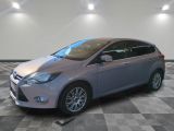 La Ford Focus 2013 est exposée dans un showroom dont le sol est à carreaux.