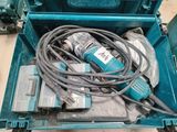 une boîte bleue contenant tout un tas d'outils