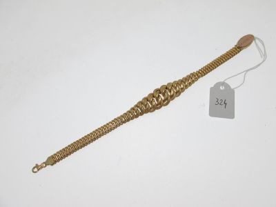 Gros plan sur un bracelet en or portant une étiquette