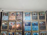 beaucoup de cartes dans la boîte posée sur la table