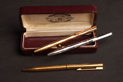 deux stylos et un étui à stylos posés sur une table