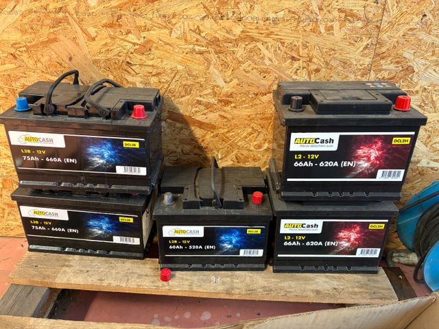 Lot comprenant : 5 batteries, Filtres carburant, bidons AD Blue, 