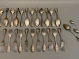 beaucoup de cuillères et de fourchettes en argent sur la table