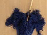 un parapluie bleu avec un manche en bambou posé sur une surface en bois