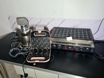 un gaufrier et un grille-pain posés sur une table