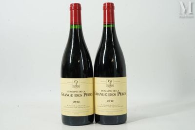 deux bouteilles de vin rouge posées l'une à côté de l'autre sur une surface blanche