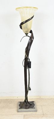 une lampe posée sur un pied au sol