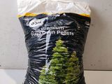 un sac de provisions posé sur un comptoir, à côté d'un mur blanc