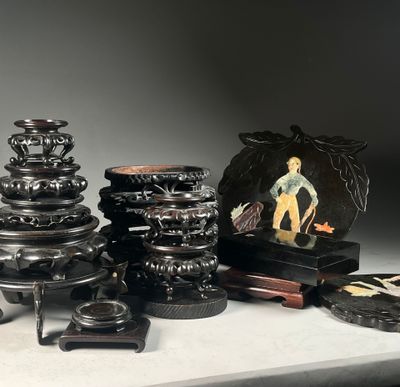 un grand nombre d'objets différents sur une table