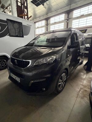 une camionnette noire garée dans un garage