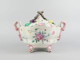 un bol blanc et rose surmonté d'un oiseau