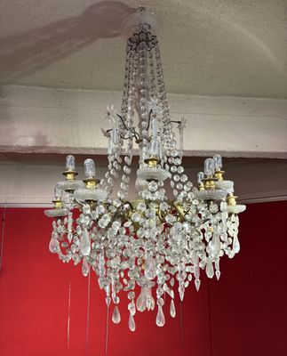 un lustre en cristal suspendu au plafond d'une pièce