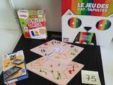 une table sur laquelle se trouvent un jeu de société et une boîte de cartes