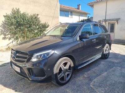 La Mercedes GLE est garée devant une maison