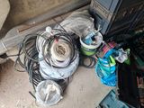 un tas de câbles et d'autres équipements électriques par terre