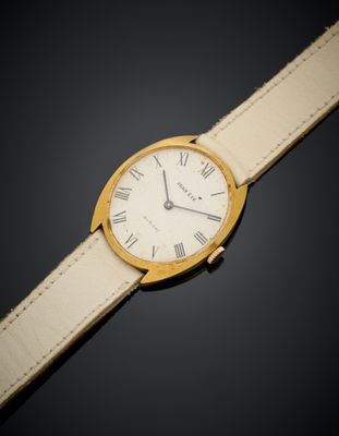 gros plan d'une montre-bracelet avec des chiffres romains