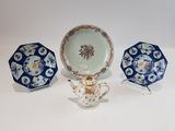 trois pièces de porcelaine bleue et blanche sur un fond blanc