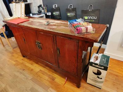 SUR DÉSIGNATION Meuble en bois laqué rouge, style chinois