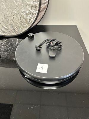l'image d'une photo représentant une table sur laquelle est posée une lampe