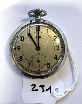 une montre de poche en argent sur fond blanc, avec une étiquette de prix