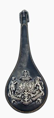 une cuillère en cuir noir ornée d'une couronne