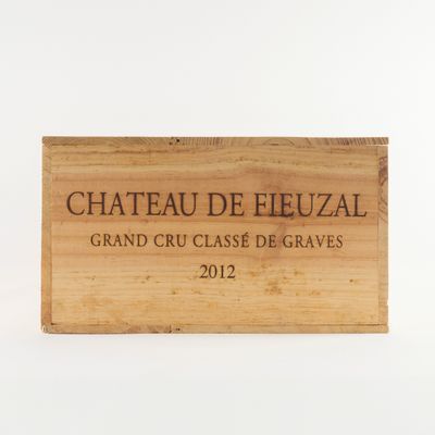 une plaque en bois portant l'inscription « Château d'Ebuzall »
