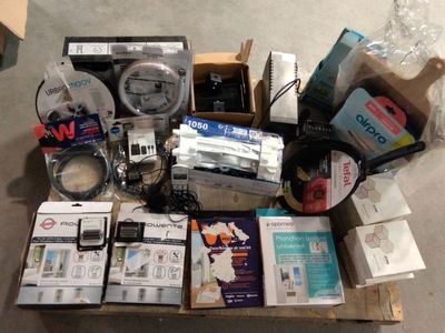 une boîte remplie d'appareils électroniques en tout genre posée par terre