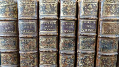 de nombreux livres anciens empilés les uns sur les autres