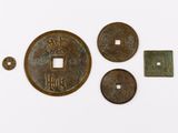 gros plan d'un groupe de pièces de monnaie sur une surface blanche