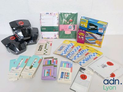 de nombreux types d'articles de papeterie et de stylos sur la table