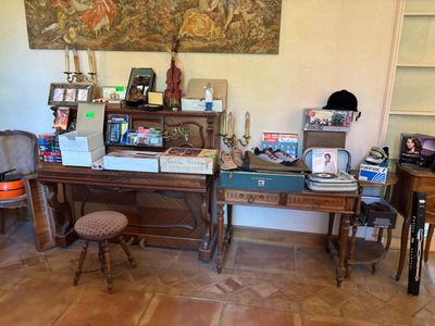 une image représentant une pièce avec un bureau, une chaise et une bibliothèque