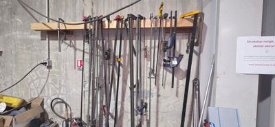 une photo montrant un ensemble d'outils accrochés au mur