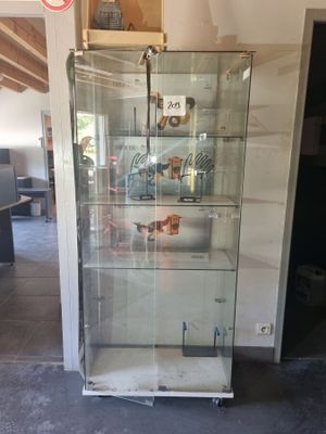une vitrine en verre au milieu d'une pièce