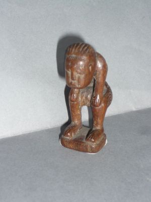 une figurine représentant un homme coiffé d'un chapeau