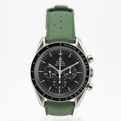 une image représentant une montre avec un bracelet vert sur un fond blanc