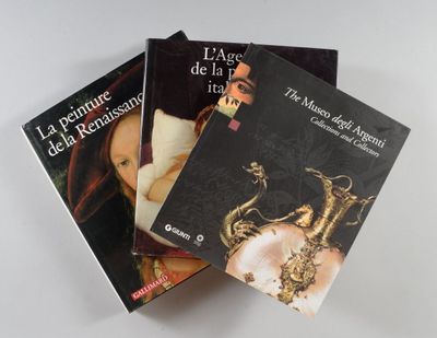 trois livres sont empilés sur une table