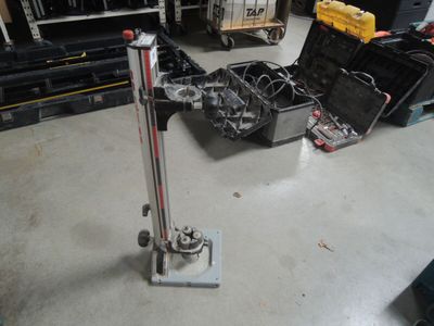 une machine posée sur le sol d'une pièce