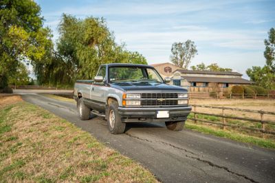 un camion garé sur le côté de la route