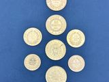 un groupe de cinq pièces d'or sur un fond bleu