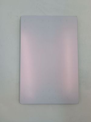 un carré blanc sur le mur, éclairé d'une lumière rose